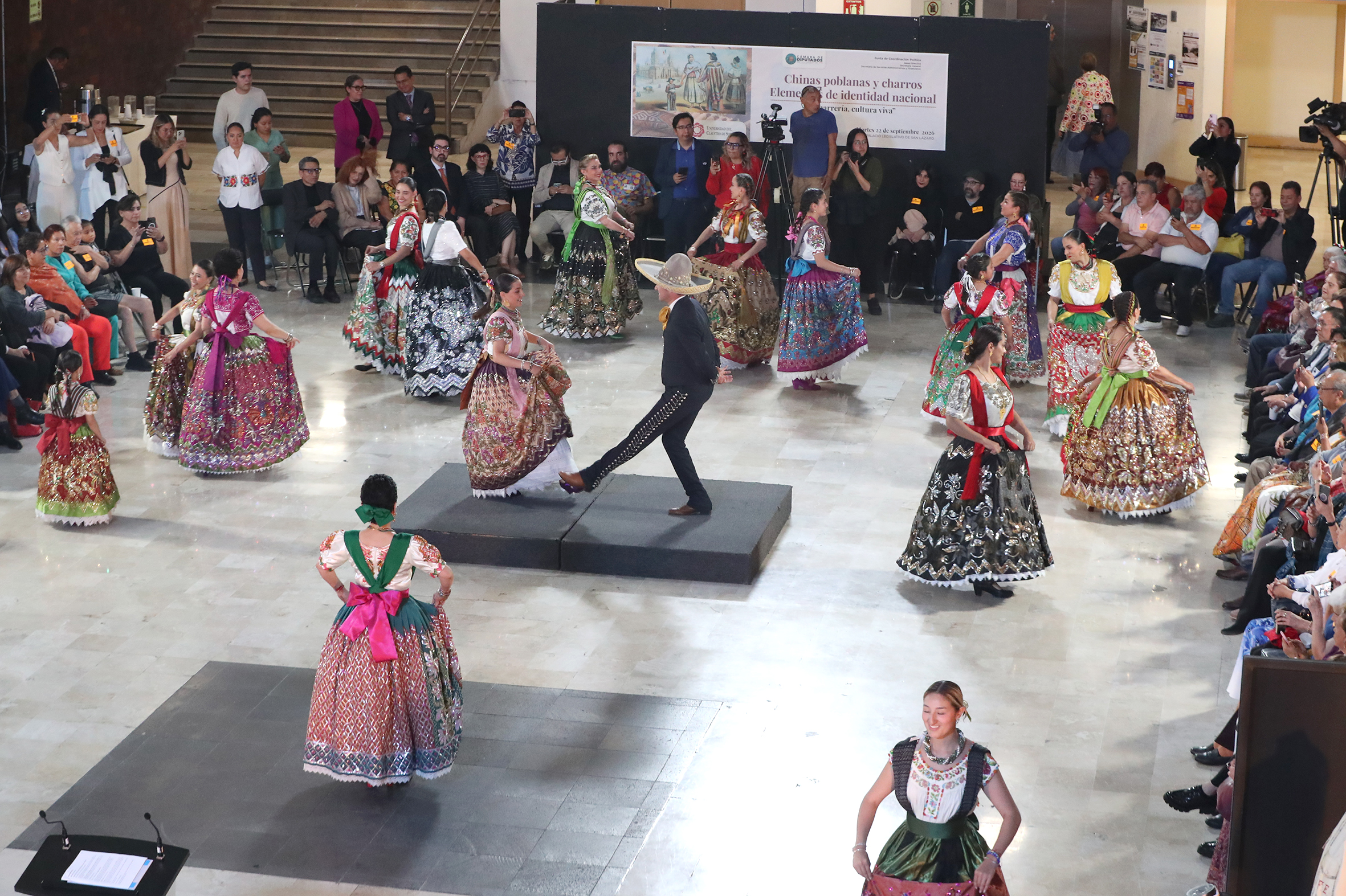 Trajes de charro y china poblana engalanan la Cámara de Diputados