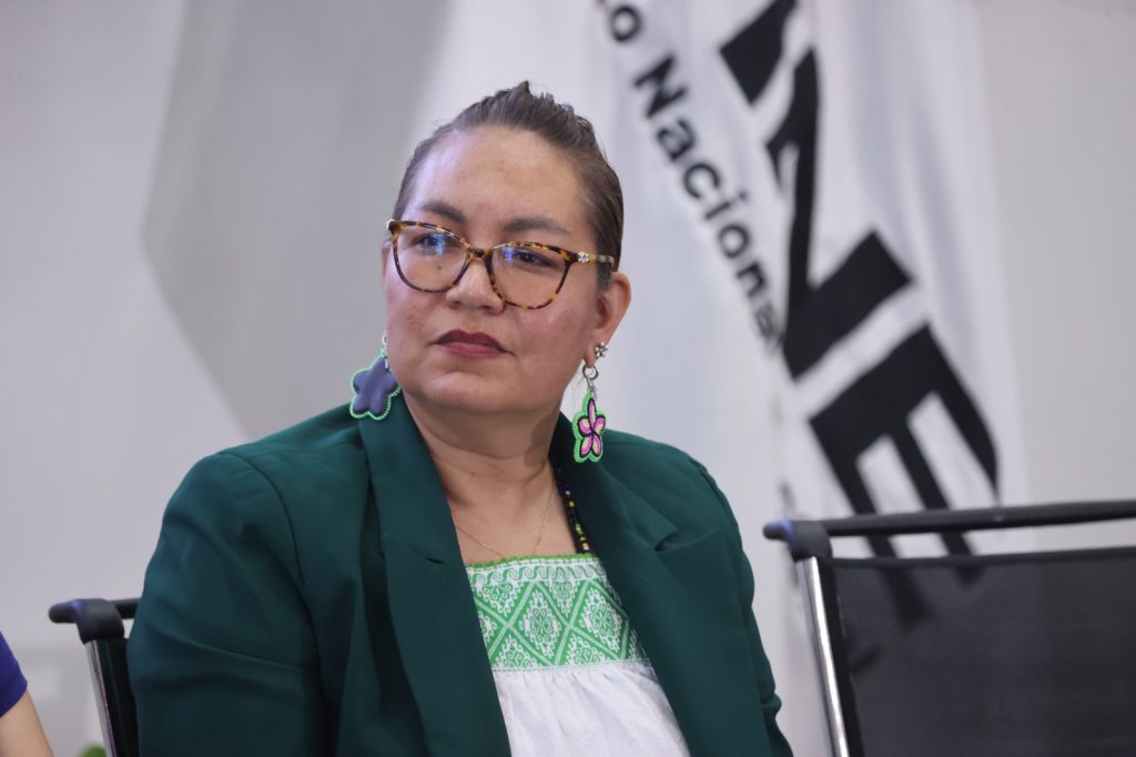 Claudia Arlett Espino deja el INE por motivos de salud y presión electoral.