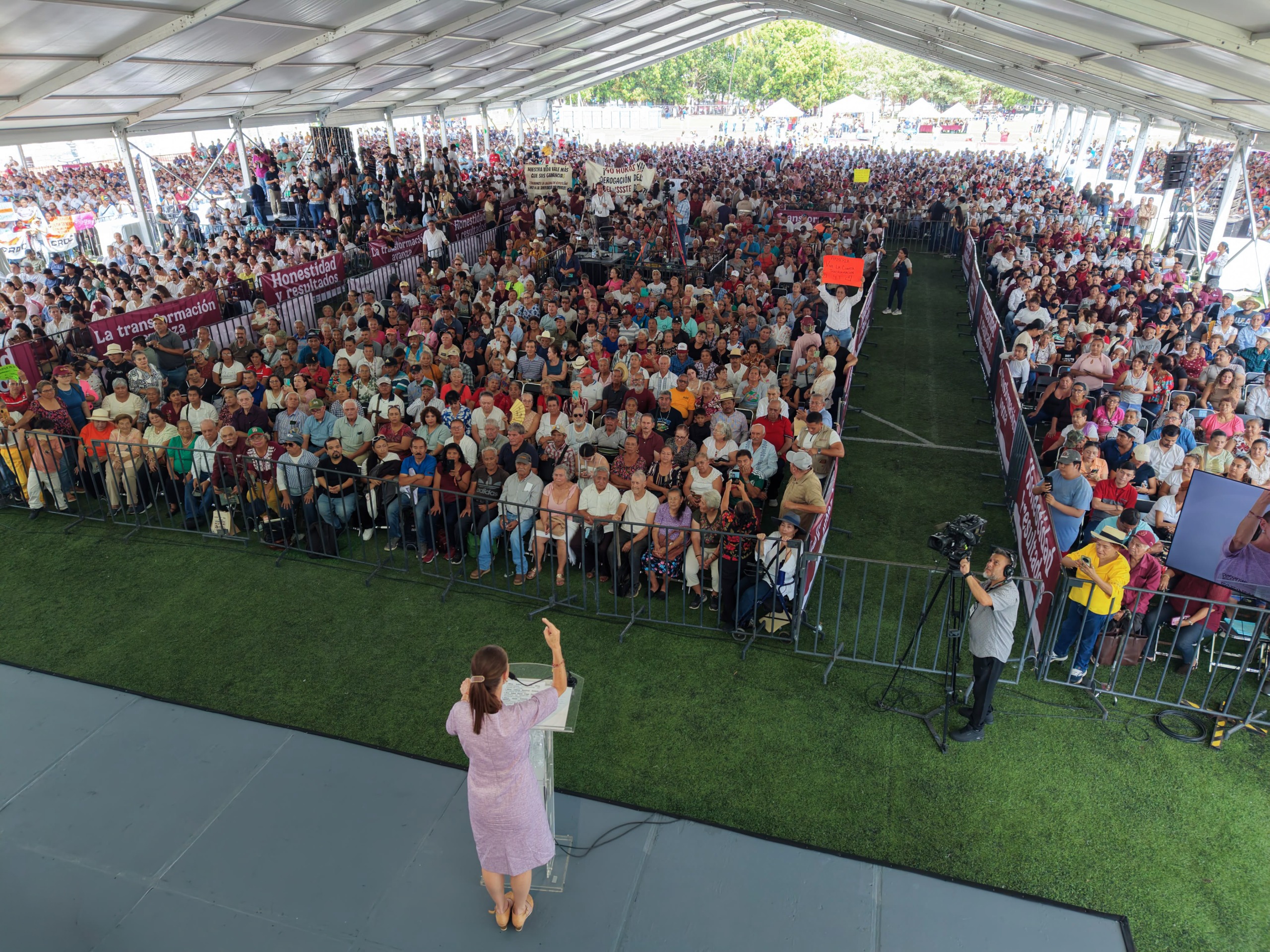 Protestas por Cuyutlán tensan acto presidencial en Colima