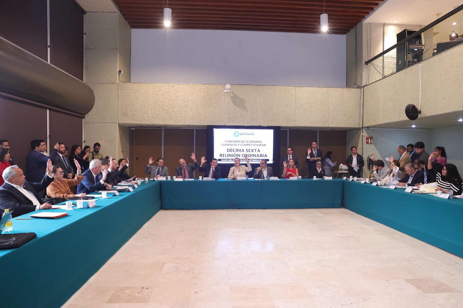 Comisión avala frenar precios distintos por género en bienes y servicios