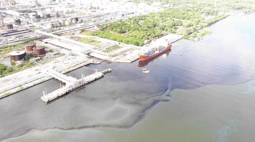 Pemex despliega limpieza y monitoreo por descargas al río Pánuco