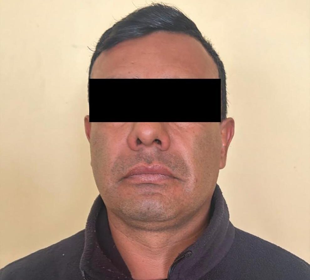 Detienen al alcalde de Esperanza, Puebla, durante 23 cateos contra una célula ligada al robo de carga; hubo nueve detenidos y 35 armas aseguradas.