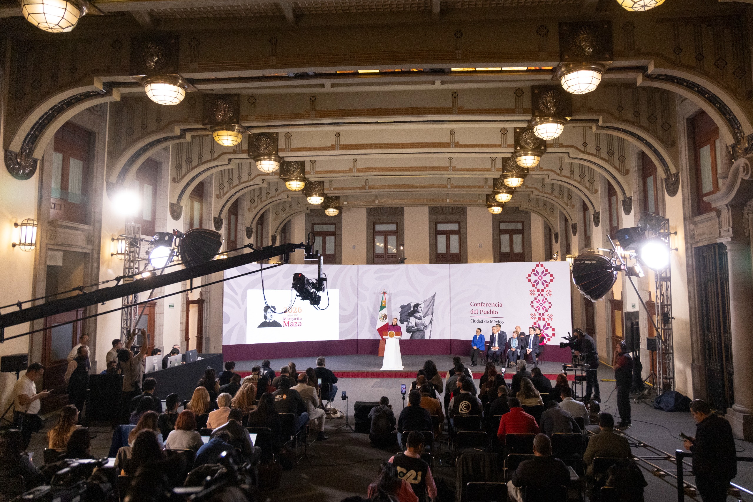 La Presidenta defiende informar diario y acusa una narrativa mediática uniforme.