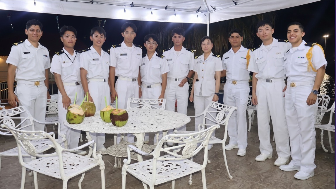 Buques de México y Japón realizan ejercicio naval frente a Manzanillo.