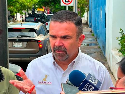 Óscar Osuna fue atacado en una camioneta oficial; reportan dos heridos.