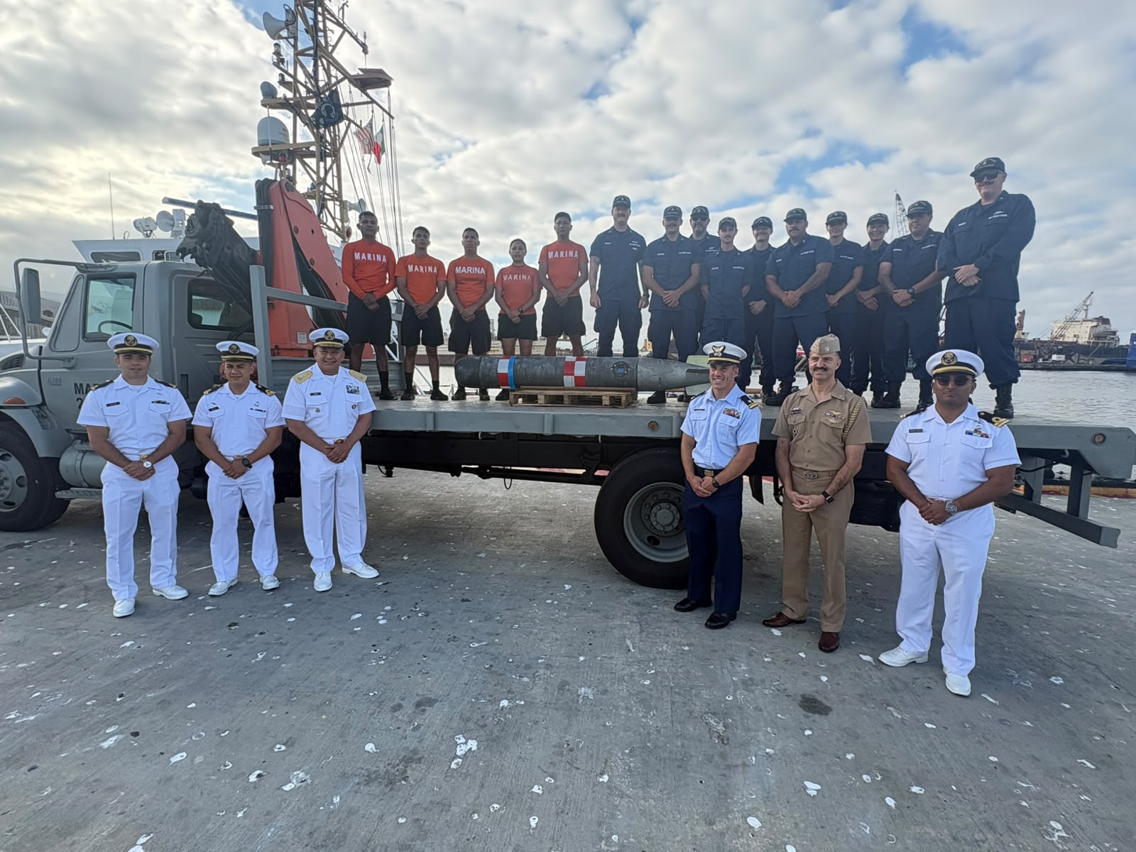 Marina recuperó torpedo de EU a la deriva frente a costas de Ensenada, B.C.