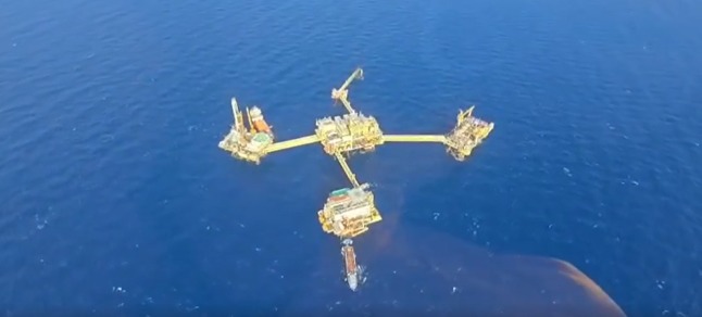 Pemex instala envolvente metálica en ducto dañado frente a Campeche.