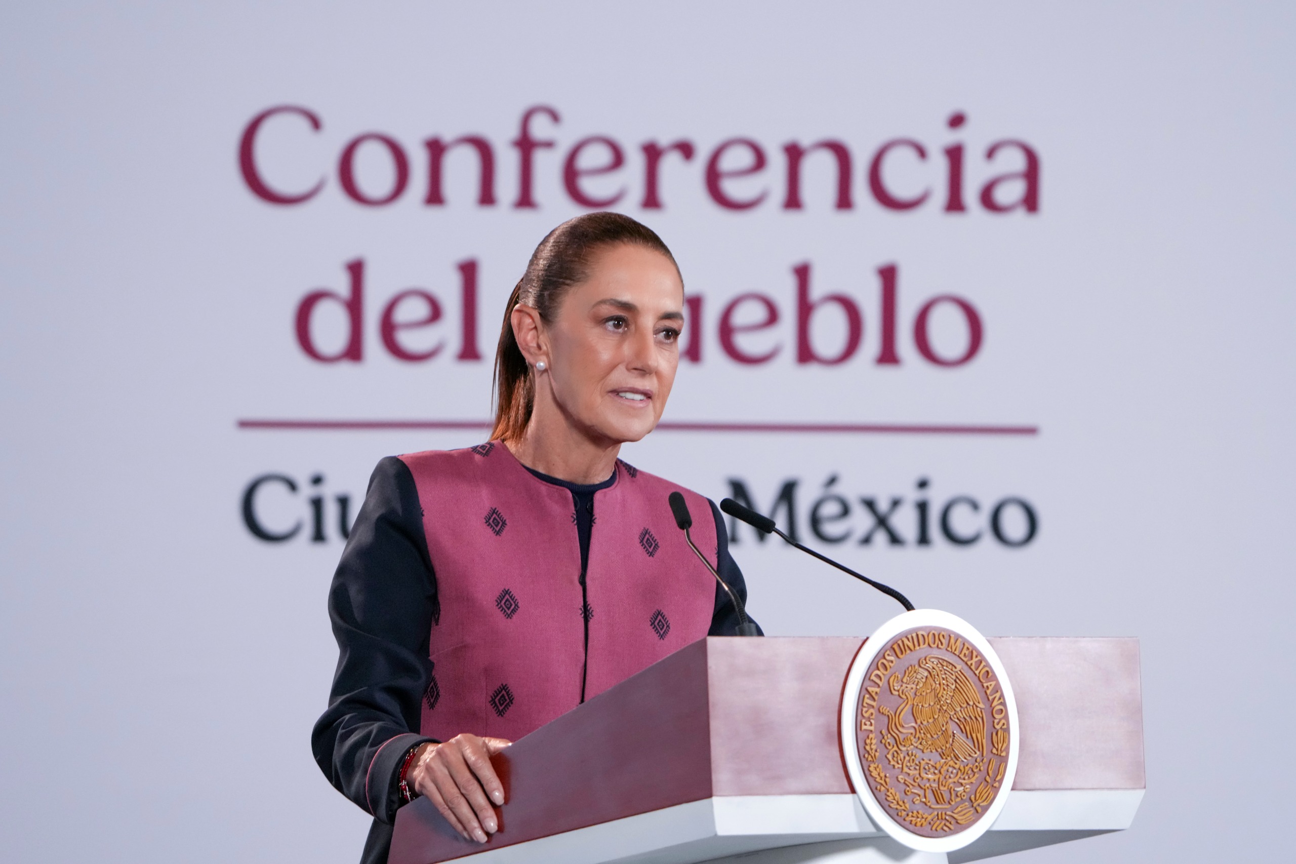 Investigan muerte de cinco bebés; Sheinbaum admite rezagos en medicinas.