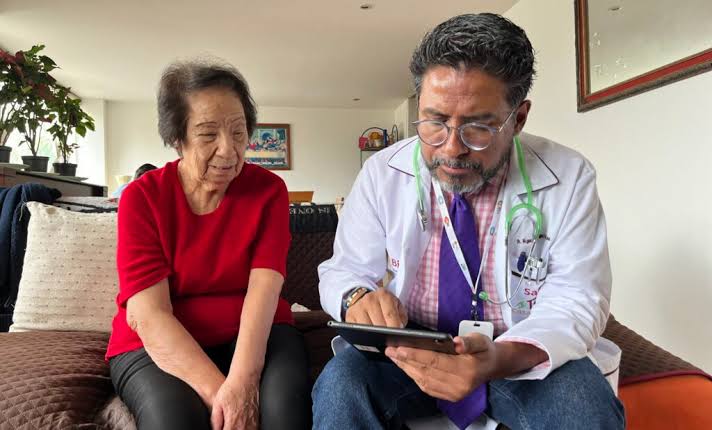 El programa Salud Casa por Casa ha canalizado a cerca de 819 mil personas a servicios públicos de salud tras detectar posibles padecimientos durante visitas domiciliarias, informó el secretario de Salud, David Kershenobich Stalnikowitz. El funcionario detalló que la estrategia acumula 24.8 millones de consultas en hogares y 17.1 millones de pruebas de glucosa, colesterol y triglicéridos, dirigidas principalmente a adultos mayores y personas con discapacidad. “Se han atendido 24.8 millones de consultas en hogares, se han realizado 17.1 millones de pruebas de glucosa, colesterol y triglicéridos”, señaló. Kershenobich aseguró que el programa se ha convertido en una de las principales herramientas de prevención del gobierno federal, al permitir identificar riesgos de salud directamente en los domicilios y referir a los pacientes que requieren atención adicional. “Uno de los programas icónicos que tiene que ver con la parte de la prevención es el programa de Salud Casa por Casa”, afirmó. Según el secretario, cerca de 819 mil personas han sido referidas a servicios públicos de salud, entre ellos instituciones del sistema federal, luego de las revisiones realizadas durante las visitas. Gobierno apuesta por prevención Kershenobich explicó que la estrategia sanitaria de la administración de Claudia Sheinbaum busca colocar la prevención como uno de los ejes centrales del sistema de salud. “Para eso se requieren dos cosas: prevención para reducir las enfermedades y una mayor capacidad para mejorar la atención”, sostuvo. El funcionario afirmó que ambos componentes deben funcionar de manera coordinada y no como políticas separadas. “Lo que se requiere es que no funcionen separadas, sino que tengan un equilibrio, tanto la prevención como la capacidad para mejorar la atención”, indicó. El secretario calificó Salud Casa por Casa como una estrategia de gran alcance para la atención preventiva de adultos mayores y personas con discapacidad. “Es el programa de prevención más importante a nivel mundial para las personas adultas mayores y las personas que tienen discapacidad”, aseguró. Vacunación alcanza 149 millones de dosis Como parte de los resultados en materia preventiva, Kershenobich reportó también la aplicación de 149 millones de dosis de vacunas en los últimos dos años. Destacó que la vacunación se mantiene como una política universal y gratuita. “La vacunación es universal, es gratuita para todas las personas, es oportuna y está al alcance de todas y de todos”, dijo. Añadió que para el ciclo 2025-2026 se alcanzó una cifra récord de 88 millones de vacunas, además de campañas contra influenza, virus del papiloma humano y virus sincicial respiratorio. Casi 11 millones de alumnos revisados En el ámbito escolar, el secretario informó que se han revisado casi 11 millones de estudiantes en alrededor de 84 mil escuelas públicas. Las revisiones incluyen peso y talla, salud bucal, examen de la vista y recomendaciones sobre alimentación y actividad física. Kershenobich sostuvo que estas acciones forman parte de un nuevo enfoque del sector salud centrado en prevenir enfermedades antes de que requieran atención hospitalaria. “Estos son los ejemplos de programas que tienen que ver con la prevención y que le han dado un enfoque muy distinto al manejo del sector salud”, concluyó.