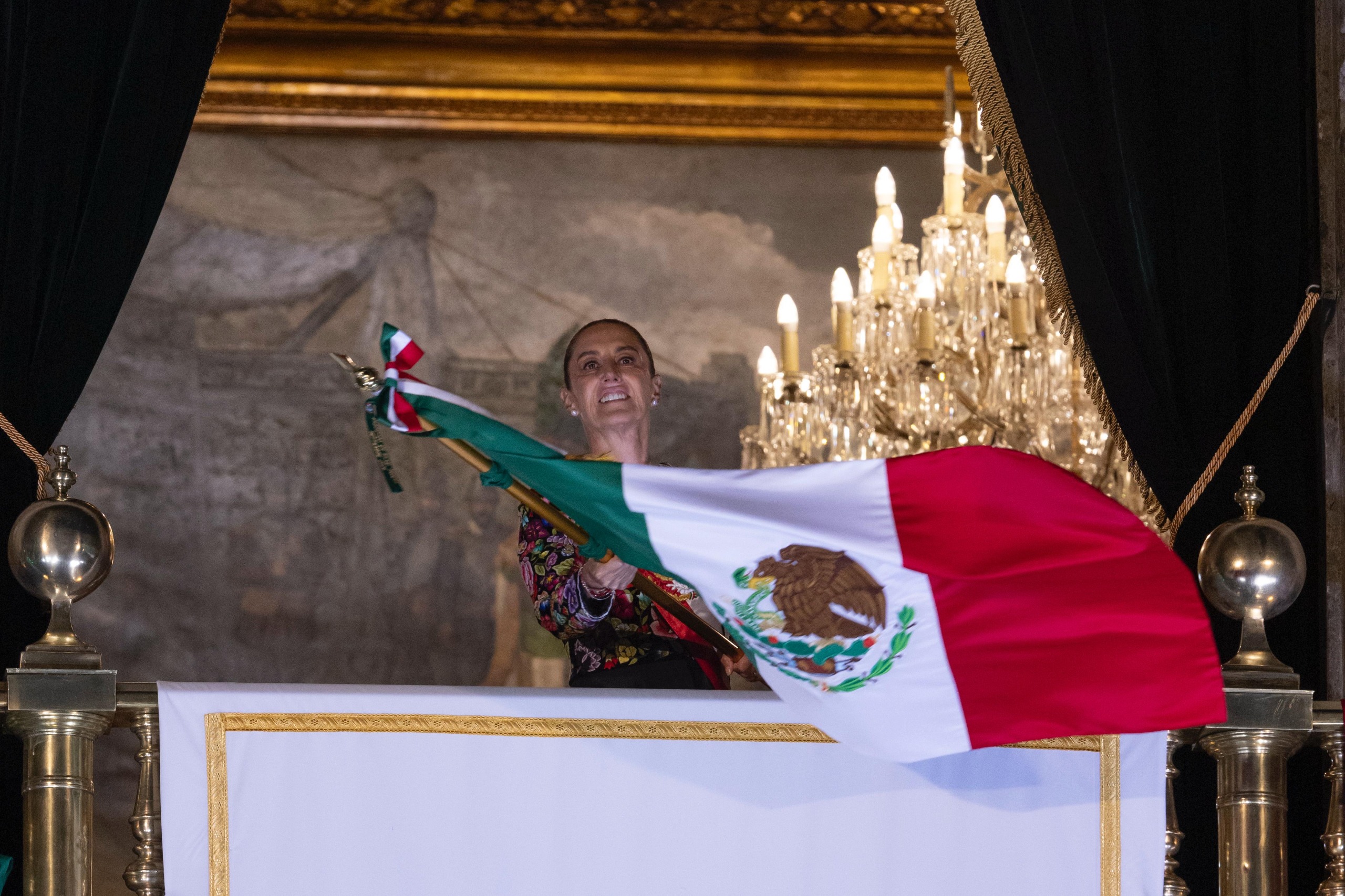 Sheinbaum exalta soberanía y suma a Antonia Nava al Grito de 2026