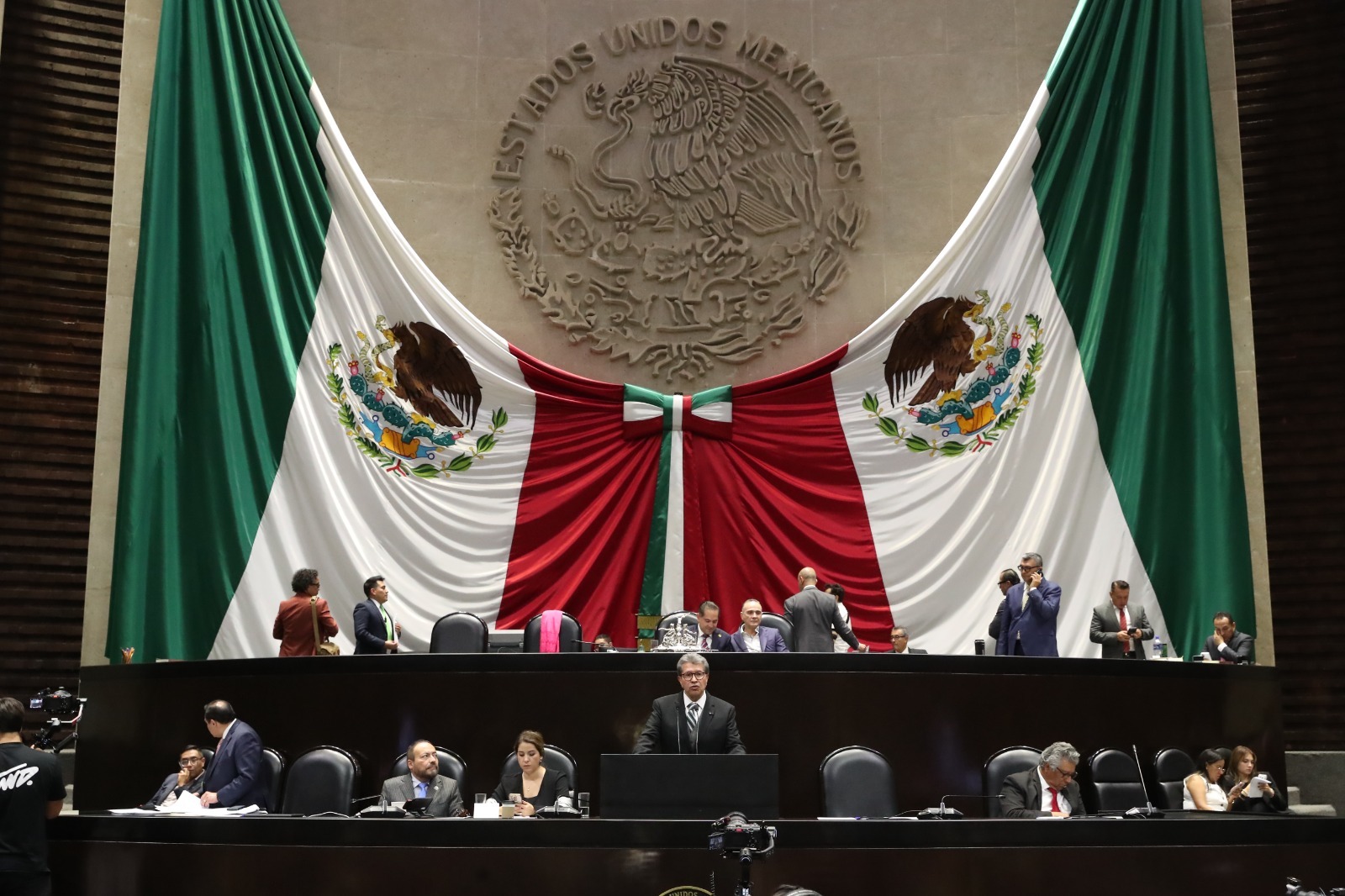Es conveniente honrarla con inscribir con letras de oro en el muro de honor del salón de sesiones la leyenda "475 años de la Universidad de México (1551-2026)”, afirma