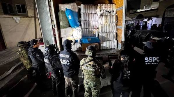 Decomisan 650 mil cajetillas tras seis cateos en dos alcaldías de CDMX.