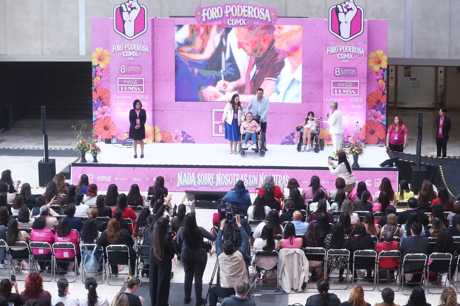 Mujeres con discapacidad, organizaciones civiles y representantes de diversos sectores exigieron en la Cámara de Diputados mayores oportunidades laborales y acceso efectivo a los espacios donde se toman decisiones. Durante el foro “Poderosa CDMX”, impulsado por la diputada Mónica Herrera Villavicencio, de Morena, las participantes plantearon que la inclusión no puede limitarse al discurso y debe reflejarse en empresas, instituciones y órganos de representación. La legisladora informó que se trabaja en una iniciativa enfocada precisamente en fortalecer la inclusión laboral de las personas con discapacidad. “Estamos trabajando en una iniciativa sobre precisamente la inclusión laboral”, señaló. Herrera Villavicencio sostuvo que la Cámara de Diputados ha avanzado en representación política de este sector y afirmó que actualmente existen más de nueve diputadas y diputados con discapacidad. “En la Cámara sí ponemos el ejemplo, somos más mujeres con discapacidad, y eso lo queremos ver reflejado en las empresas y en el área laboral”, subrayó. H2: Buscan pasar de la representación al empleo El encuentro reunió a mujeres con discapacidad y organizaciones que demandaron ampliar su participación en los espacios laborales y de toma de decisiones. La directora de operaciones de “Juntos”, Alejandra García, recordó que hace una década se realizó en San Luis Potosí el primer foro de mujeres con discapacidad y destacó que, 10 años después, la iniciativa llegó a la Ciudad de México y a la sede del Poder Legislativo. “Jamás me imaginé que 10 años después estaríamos en la Ciudad de México, en la Cámara de Diputados”, expresó. H3: “Nada sobre nosotras sin nosotras” José Sánchez, director general de “Juntos”, planteó que las mujeres con discapacidad deben ocupar el centro de las conversaciones y propuestas que se construyan sobre sus derechos. Durante el foro se insistió en el principio “nada sobre nosotras sin nosotras”, con el que las participantes reclamaron dejar de ser únicamente receptoras de políticas públicas y convertirse en protagonistas de su diseño y ejecución. Las asistentes llamaron además a visibilizar las brechas que todavía enfrentan en materia laboral y a generar conciencia sobre los cambios pendientes para lograr una inclusión real. H3: Piden romper barreras en empresas e instituciones Uno de los principales reclamos fue que la representación alcanzada en espacios legislativos también se traduzca en mayores oportunidades dentro del sector privado y público. Herrera Villavicencio sostuvo que el reto es llevar la inclusión más allá del Congreso y conseguir que las empresas incorporen a más mujeres con discapacidad en condiciones de igualdad. El foro buscó colocar en la agenda pública la necesidad de impulsar políticas que garanticen empleo, participación y presencia de mujeres con discapacidad en los espacios donde se definen decisiones que impactan directamente en sus vidas.