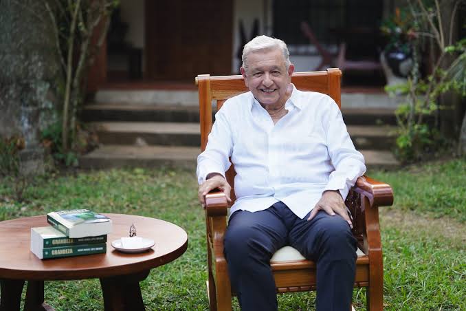 La Presidenta niega gira de AMLO y acusa campaña de mentiras contra la 4T.