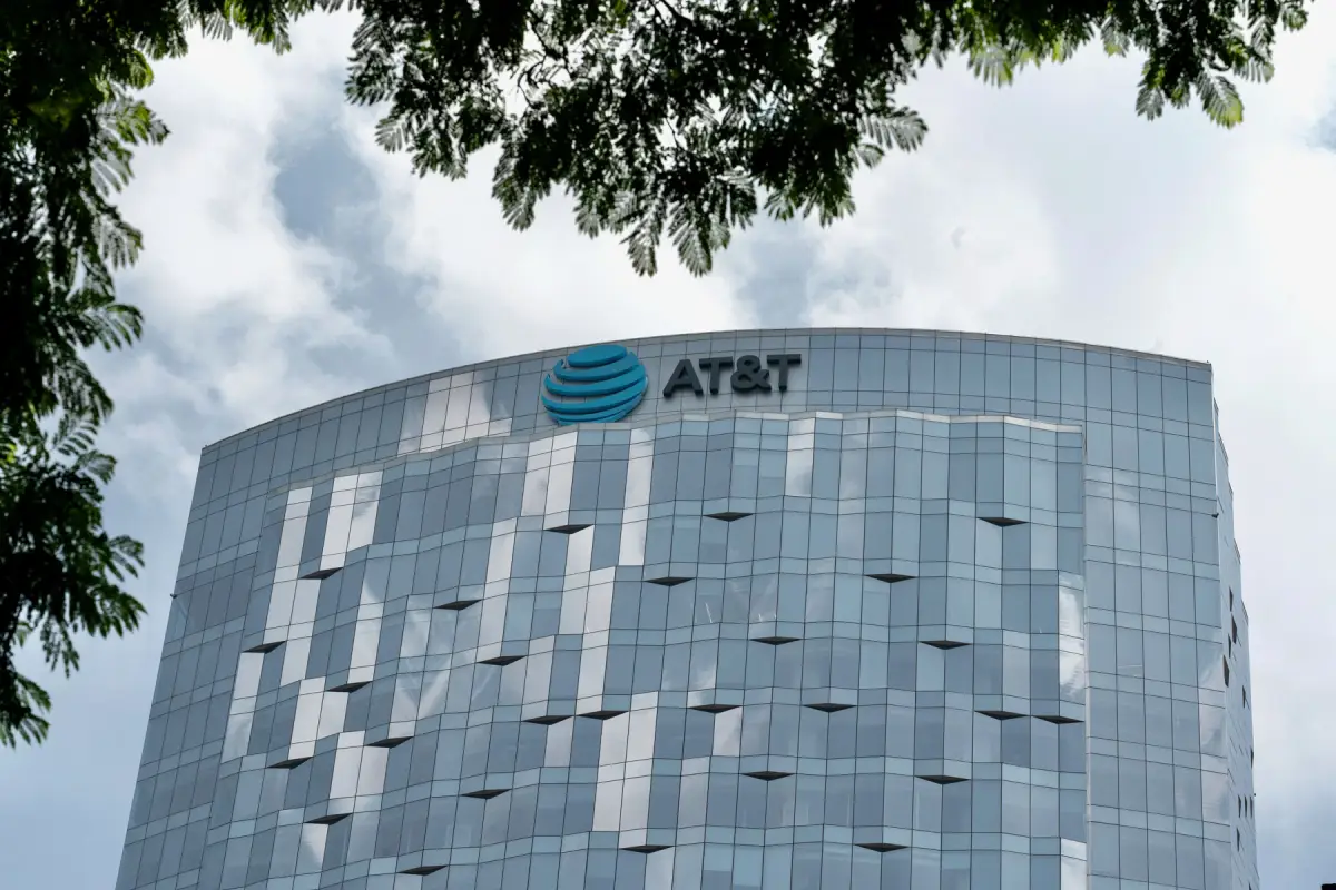 Sheinbaum respalda hoy venta de AT&T y busca mejor internet en México.