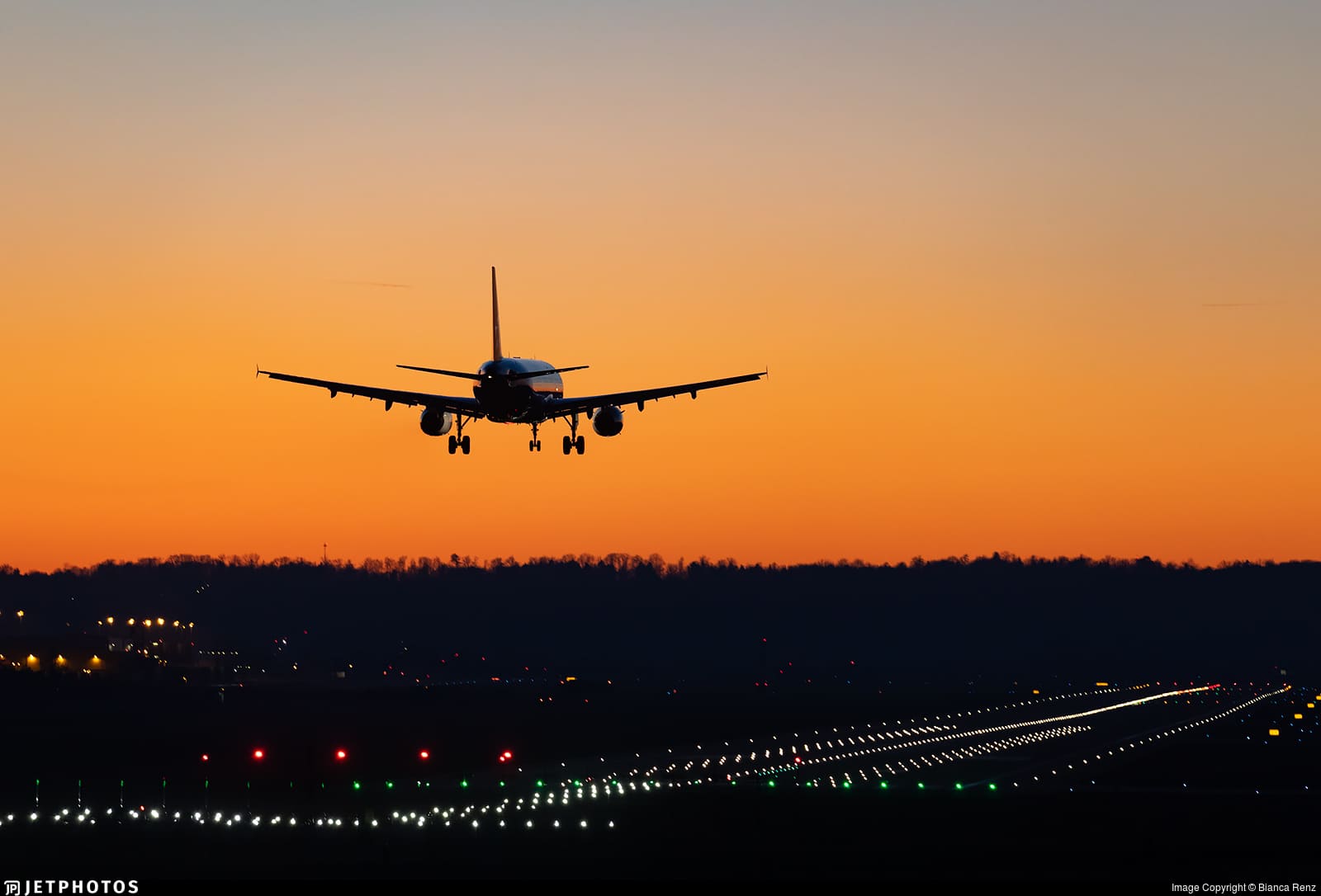 Washington permite nuevas rutas aéreas, pero mantiene controles.