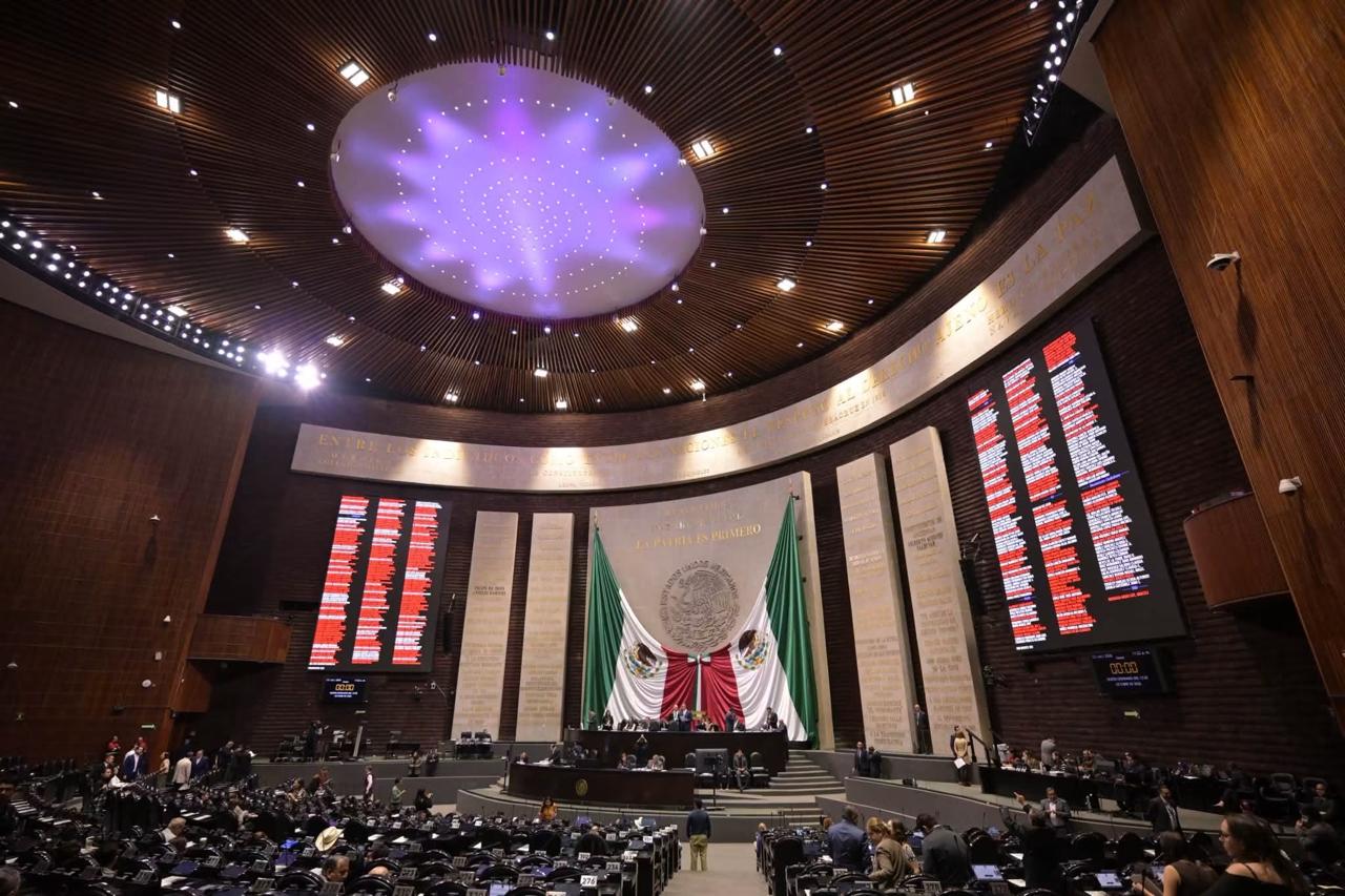 Diputados avalan deuda de 1.7 billones y más impuestos para 2027.