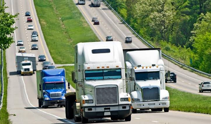 Recorte fiscal a casetas amenaza al transporte y precio de productos.