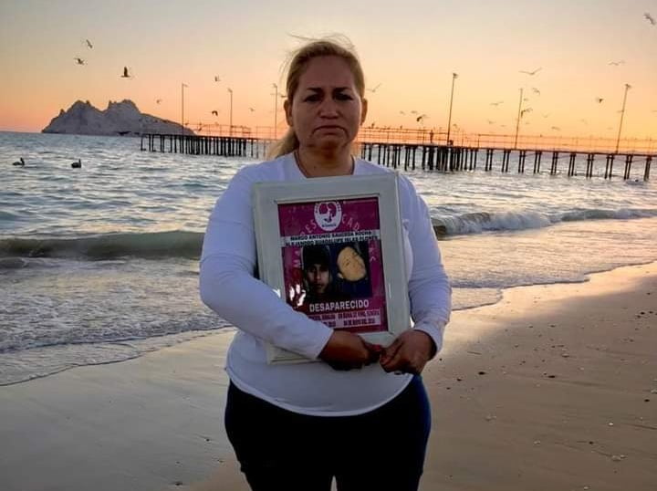 Ceci Flores y su hija logran aval oficial para buscar desaparecidos.