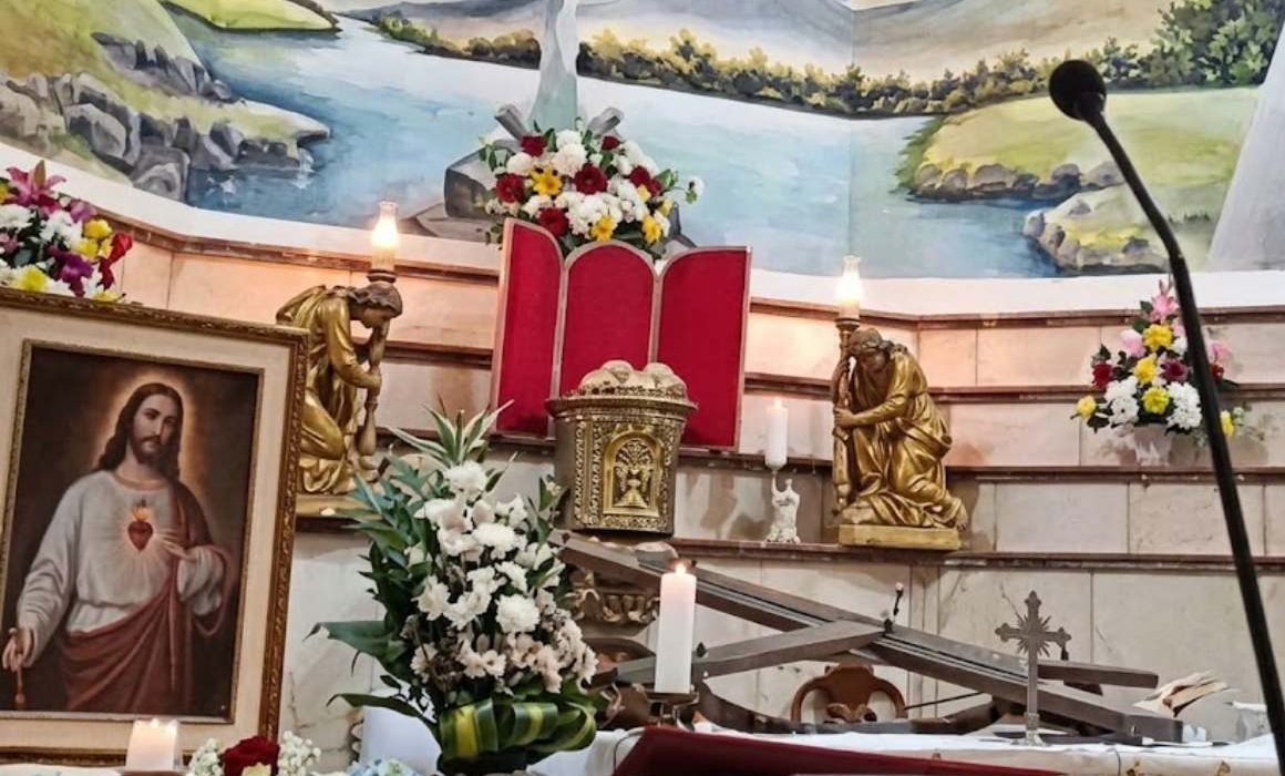 Una cruz cayó sobre un sacerdote durante una misa en Guayaquil.