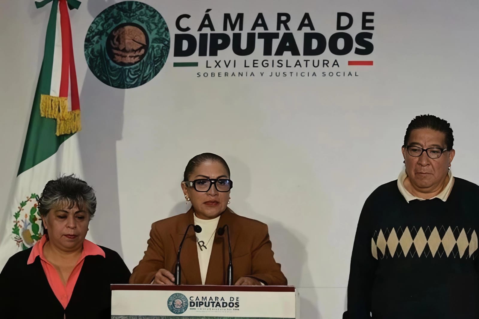 Ante el despojo e invasión de viviendas, terrenos y locales comerciales, la diputada federal María Rosete Sánchez (Morena) planteó fortalecer las leyes y mejorar la actuación de las autoridades para combatir estas prácticas que ponen en riesgo el patrimonio de las familias. La legisladora advirtió que la impunidad frente a estos hechos puede dejar a las víctimas sin los bienes que adquirieron durante años de trabajo, por lo que consideró necesario impulsar mecanismos legales e institucionales para garantizar sus derechos. "No podemos permitir que la impunidad termine arrebatándole a las familias lo que legítimamente les pertenece", sostuvo en conferencia de prensa. Rosete Sánchez organizó el foro “Despojo e invasión de propiedades: Problemas, responsabilidades y caminos de solución”, con el propósito de escuchar a especialistas, víctimas y autoridades para identificar las deficiencias legales e institucionales que dificultan la atención de esta problemática. Advierten riesgo para patrimonio familiar La diputada de Morena señaló que el despojo inmobiliario no sólo representa la pérdida material de una propiedad, sino que también afecta la estabilidad económica y emocional de quienes han destinado buena parte de su vida a construir un patrimonio. "Cuando hablamos de despojo no hablamos solamente de una casa, un terreno, un local comercial, hablamos del esfuerzo de toda una vida, de años de trabajo y de los sueños de familias enteras que hoy enfrentan la incertidumbre de perder lo que tanto sacrificio construyeron", expresó. La legisladora sostuvo que detrás de cada propiedad en disputa existen familias que enfrentan la incertidumbre de perder sus bienes, situación que obliga a revisar las herramientas legales y la respuesta de las instituciones encargadas de proteger sus derechos. Plantean revisar leyes contra invasión de inmuebles Rosete Sánchez explicó que el foro busca abrir un espacio de análisis para identificar responsabilidades y construir propuestas que permitan fortalecer el marco jurídico frente al despojo y la invasión de propiedades. El encuentro contempla escuchar las experiencias de las víctimas, las opiniones de especialistas y los planteamientos de las autoridades involucradas en la atención de estos casos. El objetivo, señaló, es encontrar alternativas que permitan mejorar la actuación institucional y avanzar hacia soluciones que protejan el patrimonio de las familias. Aunque la diputada planteó la necesidad de fortalecer las leyes, no detalló iniciativas específicas ni modificaciones a los ordenamientos vigentes. Exige proteger propiedades y combatir impunidad La morenista convocó a la ciudadanía a seguir los trabajos del foro y escuchar las distintas perspectivas sobre el despojo inmobiliario, con la finalidad de acompañar la construcción de propuestas que contribuyan a resolver esta problemática. Insistió en que la protección del patrimonio debe constituir una prioridad para las instituciones responsables de garantizar el acceso a la justicia y el respeto a los derechos de propiedad. "El patrimonio de las familias se defiende, la justicia se exige y los derechos de nuestra gente se respeta", concluyó.