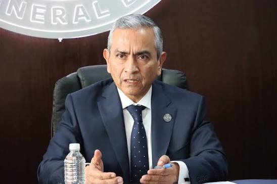 En medio de una crisis de violencia contra las mujeres, feminicidios y amenazas contra estudiantes universitarios, el fiscal general de Morelos, Fernando Blumenkron Escobar, deberá comparecer ante el Congreso estatal el próximo 28 de octubre para rendir cuentas sobre las investigaciones y los resultados de la institución. La comparecencia ocurrirá después de que el funcionario reconociera públicamente, en una entrevista con la cadena internacional France 24, las amenazas denunciadas por jóvenes que participan en movilizaciones para exigir justicia por los asesinatos de sus compañeras. “Estudiantes han recibido amenazas por defender a sus compañeras”, es la declaración del fiscal que destaca France 24 en el título de la entrevista difundida el 6 de octubre, en la que aborda la violencia feminicida y la respuesta institucional frente a las agresiones contra la comunidad estudiantil. rdigital.com.do - Las declaraciones se producen tras el asesinato de Claudia Tacoronte, estudiante española de intercambio en la Universidad Autónoma del Estado de Morelos (UAEM), cuyo crimen es investigado como feminicidio y provocó indignación y protestas estudiantiles. El caso volvió a colocar a Morelos bajo el escrutinio internacional por la violencia de género y la inseguridad que enfrentan las universitarias, mientras estudiantes denuncian intimidaciones por participar en las manifestaciones para exigir justicia. La Voz de Cuba +1 La Fiscalía también había informado desde marzo que investigaba denuncias por amenazas de muerte contra estudiantes movilizados por los feminicidios de Kimberly Joselin Ramos Beltrán y Karol Toledo Gómez, ambas alumnas de la UAEM. N+ Ante este escenario, el presidente de la Mesa Directiva del Congreso de Morelos, Isaac Pimentel Mejía, informó que existen conversaciones con los coordinadores parlamentarios para establecer las condiciones de la comparecencia del fiscal. De acuerdo con información publicada por Quadratín Morelos, el 28 de octubre es la fecha prevista para que Blumenkron Escobar comparezca ante el Pleno del Congreso, aunque todavía deben definirse las reglas para los cuestionamientos, los tiempos de intervención y las respuestas del funcionario. Quadratín Morelos Entre los asuntos que podrían abordarse se encuentra el feminicidio de la diputada Gabriela Marín, ocurrido en 2022, cuya investigación mantiene abierta una línea relacionada con su actividad política. La Junta Política y de Gobierno deberá acordar el formato de la comparecencia y establecer el número de preguntas que podrán formular las distintas fuerzas parlamentarias. Sin embargo, mientras el fiscal se prepara para enfrentar los cuestionamientos legislativos, el secretario de Seguridad y Protección Ciudadana de Morelos, José Luis Bucio Quiroz, no está contemplado por ahora para comparecer. Pimentel Mejía explicó que no existe un acuerdo parlamentario para citar al responsable de la seguridad estatal y que una eventual comparecencia podría revisarse durante la glosa del informe de gobierno, prevista para febrero. Para adelantar esa convocatoria sería necesario un acuerdo respaldado por 14 votos, según lo señalado por el presidente de la Mesa Directiva. Quadratín Morelos La comparecencia del fiscal se perfila así como un espacio de exigencia de resultados, en un contexto marcado por los feminicidios, las amenazas contra universitarios y las investigaciones de alto impacto que permanecen bajo responsabilidad de la Fiscalía. La atención estará puesta en las respuestas que ofrezca Blumenkron Escobar sobre los avances de las investigaciones y las acciones de protección a las víctimas y a quienes participan en las movilizaciones para exigir justicia.