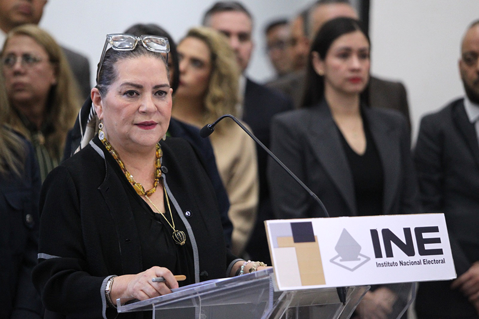 La presidenta del INE rechaza renunciar pese a acusaciones por contratos.