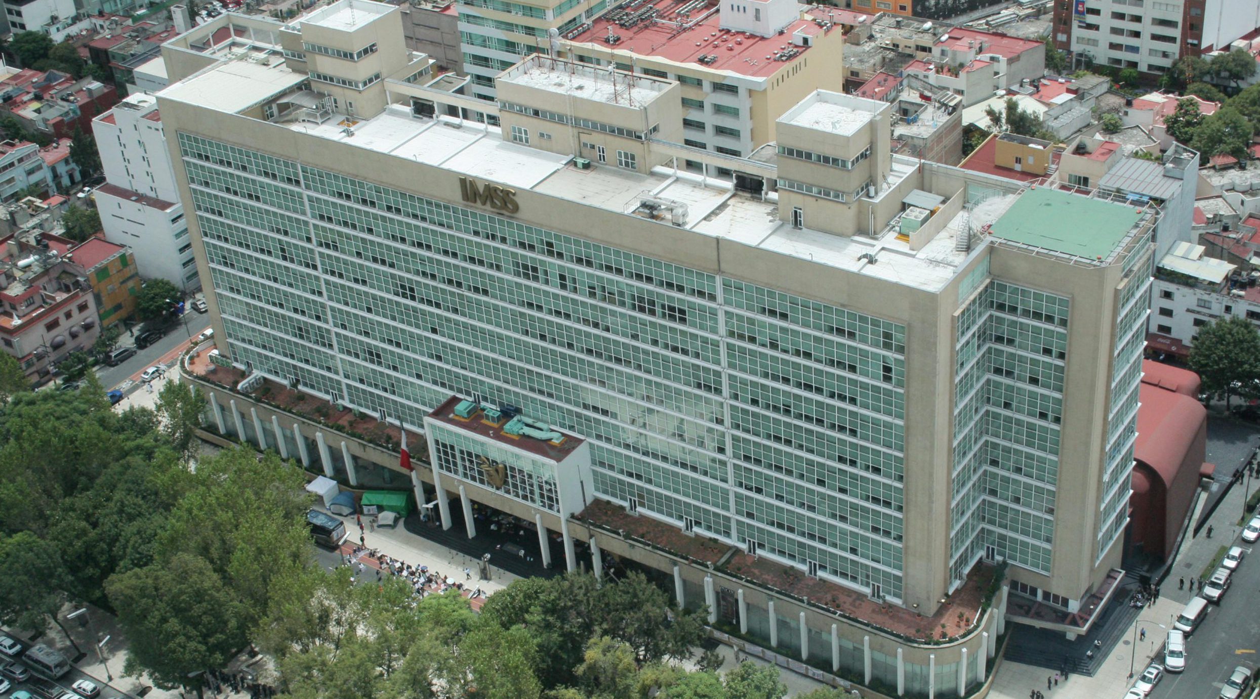 Faltan equipos e insumos; Sheinbaum rechaza crisis en el Seguro Social.