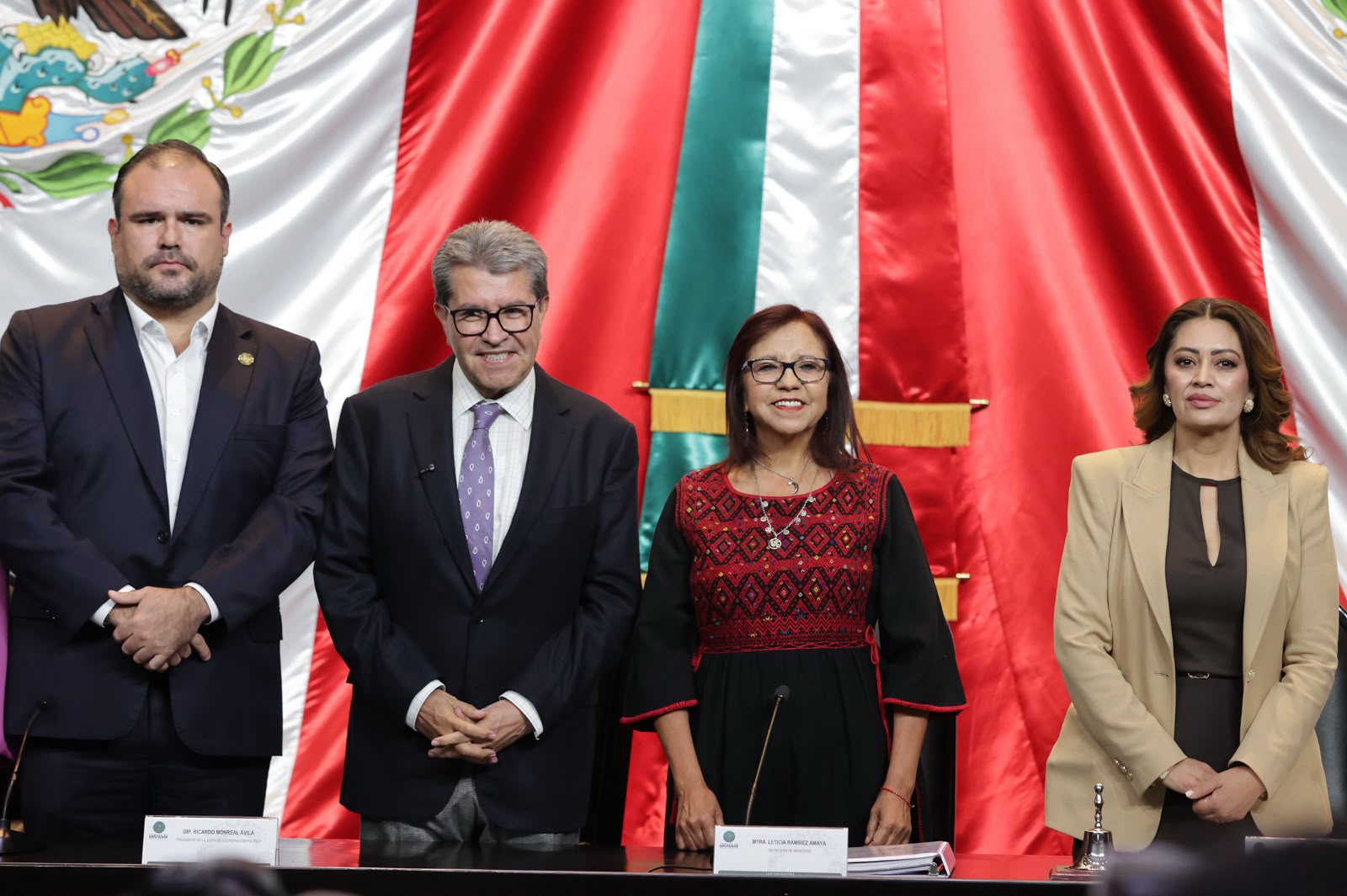 Bienestar presume más beneficiarios; oposición cuestiona sus cuentas.