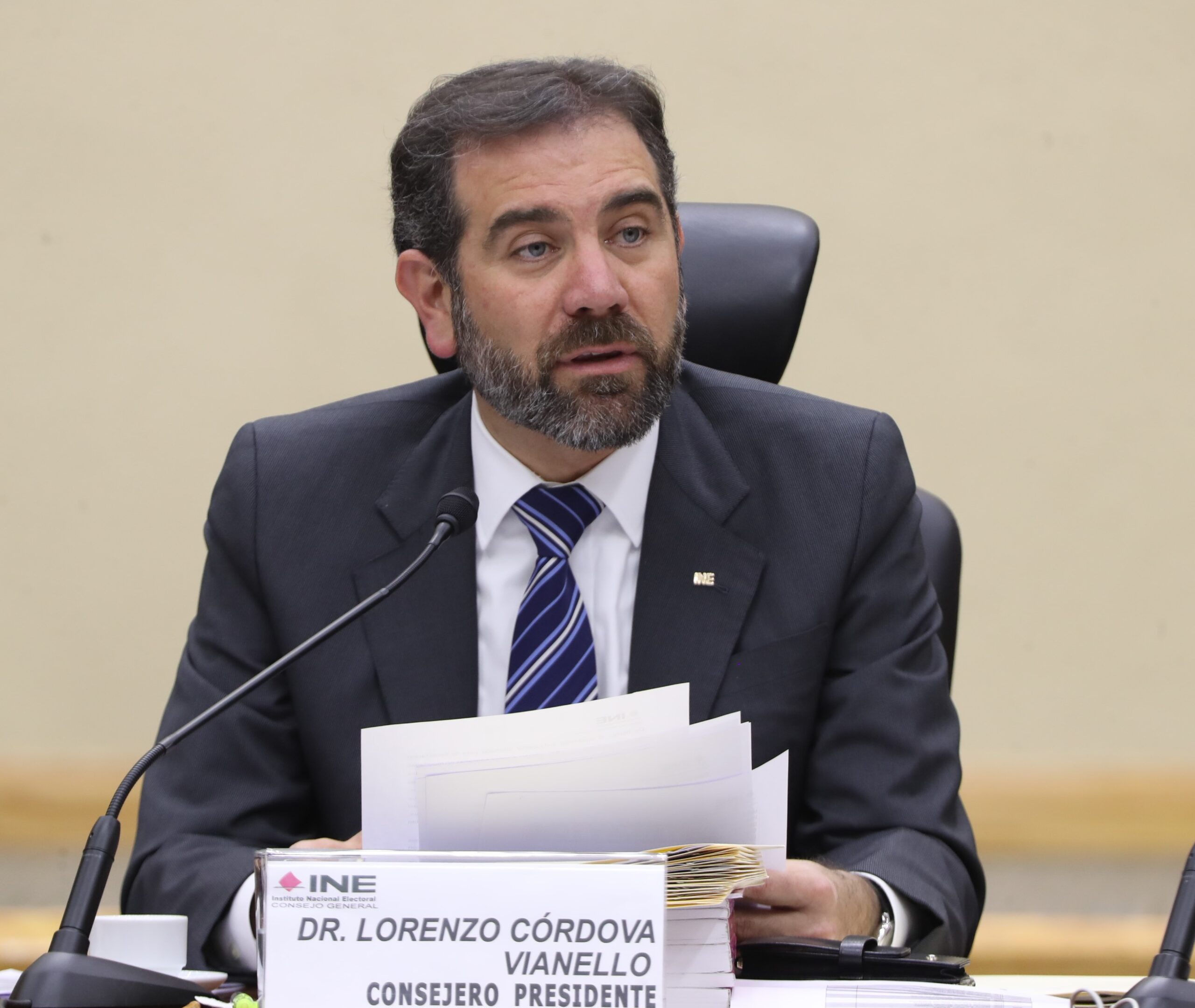 Córdova desafía a Sheinbaum a auditar otra vez su gestión en el INE.