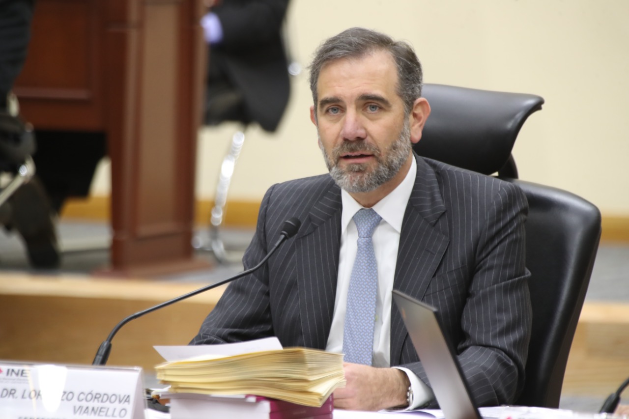 La presidenta Claudia Sheinbaum Pardo puso bajo la lupa la gestión de Lorenzo Córdova Vianello al frente del Instituto Nacional Electoral (INE), al exigir a la Auditoría Superior de la Federación (ASF) una revisión profunda de los contratos millonarios otorgados durante su administración, ante señalamientos de presuntas irregularidades, conflictos de interés y posibles actos de corrupción que también involucran contrataciones de periodos posteriores. Durante su conferencia Mañanera del Pueblo, en Palacio Nacional, la mandataria sostuvo que las investigaciones no deben limitarse a la administración de Guadalupe Taddei, sino extenderse a los años en que Córdova encabezó el organismo electoral, con el propósito de esclarecer el destino de los recursos públicos y deslindar responsabilidades. “Tiene que hacerse las auditorías y tiene que salir lo que tenga que salir y que se deslinden responsabilidades”, sentenció. El pronunciamiento surgió luego de que se le preguntara por presuntas irregularidades en contratos por más de mil millones de pesos adjudicados a diversas empresas proveedoras del INE durante las gestiones de Lorenzo Córdova y Guadalupe Taddei. Sheinbaum consideró indispensable revisar desde cuándo comenzaron las relaciones contractuales con esas compañías, los montos involucrados y las condiciones bajo las cuales continuaron operando. “Tiene que informarse desde cuándo hay estos contratos con estos contratistas”, advirtió. La titular del Ejecutivo federal recordó que, durante la administración del expresidente Andrés Manuel López Obrador, la Unidad de Inteligencia Financiera (UIF), entonces encabezada por Pablo Gómez, congeló cuentas bancarias de algunas de las empresas señaladas, aunque posteriormente un amparo permitió levantar las restricciones. Ante esos antecedentes, insistió en que la fiscalización debe abarcar los contratos de diferentes administraciones y no dejar ninguna posible irregularidad sin esclarecer. “No puede haber, como decía, una sombra de conflictos de interés, corrupción; tiene que abrirse, transparentarse y no puede volver a ocurrir”, expresó. Piden revisar expedientes de exfuncionarios vinculados con Córdova Durante la conferencia también se planteó la existencia de expedientes del Órgano Interno de Control del INE relacionados con presuntas irregularidades cometidas por servidores públicos durante la gestión de Lorenzo Córdova. Entre los casos mencionados por la periodista Nancy Flores, de la revista Contralínea, destacó el expediente 138/2022, relacionado con el probable uso indebido de recursos públicos para la elaboración de encuestas, en el que señaló como presuntos responsables al entonces consejero presidente Lorenzo Córdova y a Rubén Álvarez Mendiola, excoordinador de Comunicación Social. También mencionó investigaciones por presuntos desvíos de recursos materiales destinados al padrón electoral y la lista nominal, así como posibles irregularidades vinculadas con una consulta popular. Frente a estos señalamientos, Sheinbaum pidió que el Órgano Interno de Control entregue a la ASF toda la información disponible para facilitar una revisión integral de las finanzas y las contrataciones del instituto. “Lo importante, desde mi punto de vista, es que se haga una auditoría muy amplia por parte de la Auditoría Superior de la Federación, no sólo del último año, sino de todos los señalamientos que ha habido”, subrayó. La presidenta dejó en claro que las investigaciones deberán realizarse conforme a las atribuciones legales de las autoridades fiscalizadoras y permitir identificar posibles responsabilidades. Cuestiona privilegios y falta de transparencia en el INE Sheinbaum también criticó que el Instituto Nacional Electoral reciba presupuestos millonarios mientras persisten cuestionamientos sobre la transparencia de sus contrataciones y el uso de los recursos públicos. Señaló que el organismo dispone de aproximadamente 22 mil millones de pesos en un año sin elecciones y mencionó una cifra de 35 mil millones de pesos para el siguiente año electoral, montos que consideró necesario revisar. “Es un momento para reflexionar si realmente se requieren tantos recursos”, planteó. La mandataria recordó que su propuesta de reforma electoral contemplaba reducir el financiamiento público destinado a los partidos políticos y el presupuesto del INE, pero no alcanzó la mayoría calificada necesaria para su aprobación. Asimismo, sostuvo que todas las instituciones públicas deben garantizar el acceso a la información sobre contratos, proveedores, salarios y gastos. “Tiene que transparentarse todos los recursos, los contratos, todos los sueldos, todo”, insistió. Rechaza que Morena controle al organismo electoral La presidenta también respondió a las acusaciones de que Morena mantiene el control del Instituto Nacional Electoral y argumentó que buena parte del personal del organismo proviene de administraciones anteriores, incluida la encabezada por Lorenzo Córdova. Explicó que numerosos trabajadores pertenecen al servicio profesional electoral y que la estructura del instituto no se renovó completamente con los cambios en su presidencia. En ese contexto, consideró que la designación de nuevas autoridades electorales representa una oportunidad para garantizar la imparcialidad institucional y evitar que cualquier área del INE opere en beneficio de partidos políticos o intereses particulares. “Es un buen momento para que quien llegue, pues, haga un ejercicio de transparencia y garantice que ningún área del Instituto Nacional Electoral va a estar a favor de nadie y que va a cumplir su tarea”, señaló. Finalmente, Sheinbaum reiteró que la Auditoría Superior de la Federación debe revisar las contrataciones y el manejo presupuestal del organismo, tanto en la administración de Lorenzo Córdova como en las posteriores, sin reducir las posibles irregularidades a simples faltas administrativas. “Es un buen momento para transparentar completamente al Instituto Nacional Electoral”, concluyó.