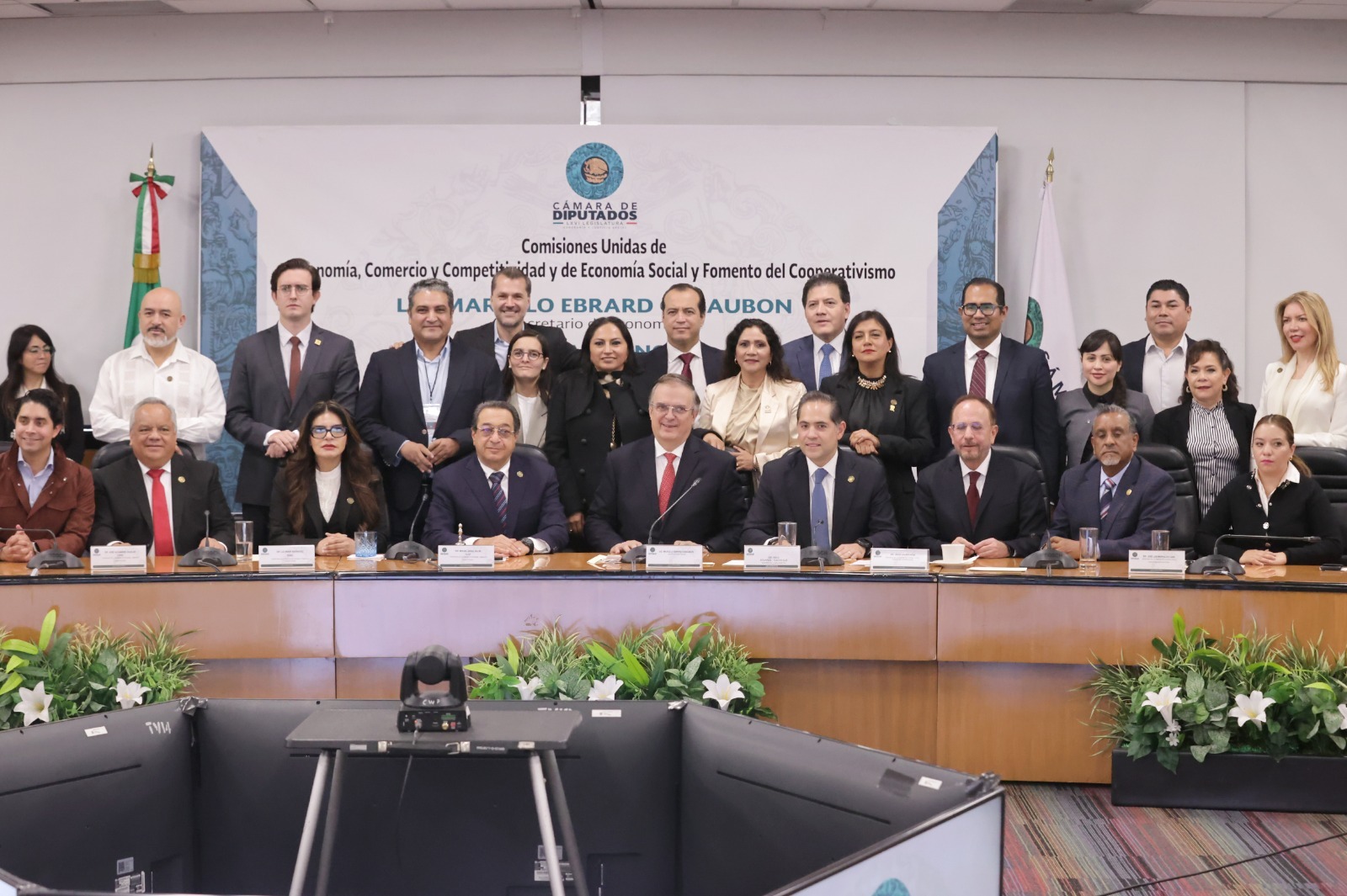 Ebrard defiende libre comercio; oposición alerta por riesgos del T-MEC