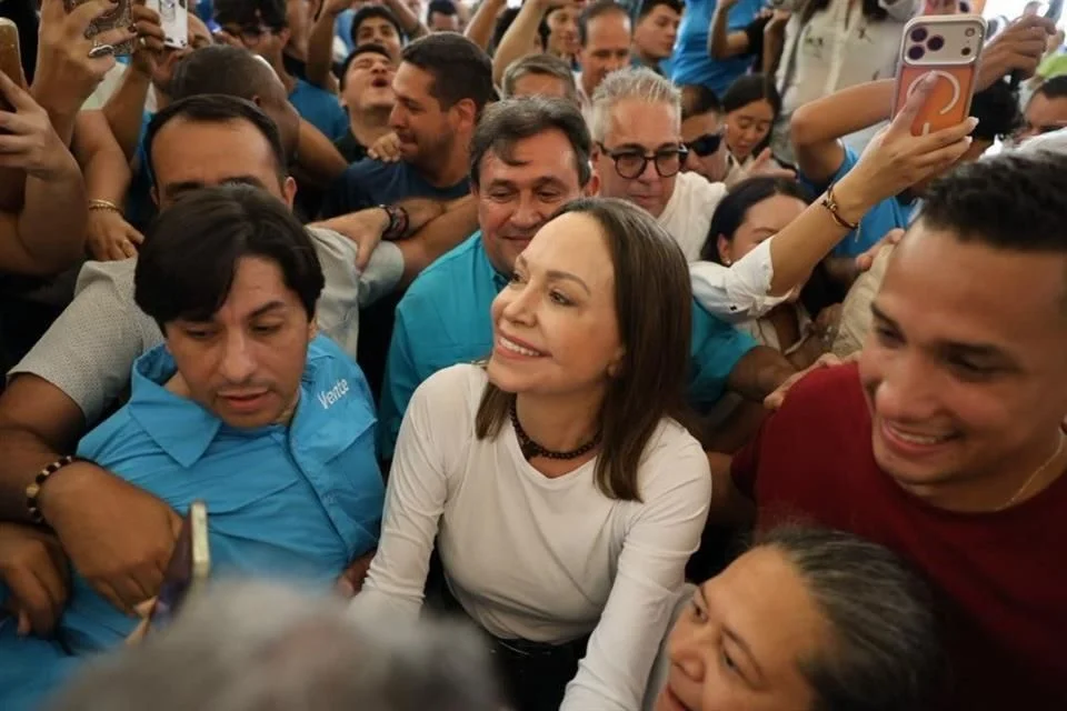 La Nobel de la Paz reaparece en Venezuela y sacude el tablero político.