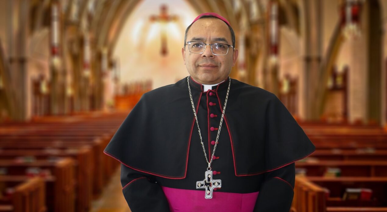 La Fiscalía General del Estado abrió una carpeta de investigación contra el youtuber José Lápiz, luego de detectar publicaciones en redes sociales que presuntamente contenían amenazas contra el Obispo de Aguascalientes, Juan Espinoza Jiménez. El Fiscal General del Estado, Manuel Alonso García, informó que la indagatoria se inició después de que la Unidad de Investigación de Delitos Cibernéticos detectó, el pasado 1 de octubre, una publicación difundida en la plataforma X. Reportes publicados este miércoles señalan que la Fiscalía prepara la solicitud de una orden de aprehensión contra el creador de contenido, una vez que se integren los datos de prueba correspondientes. La decisión de librar el mandamiento judicial corresponderá, en su caso, a un juez de control. Ofreció 40 mil pesos por atacar al Obispo La investigación se concentra en una publicación atribuida a José Lápiz en la que habría ofrecido 40 mil pesos para que una persona atacara al Obispo Juan Espinoza Jiménez. “Yo les ofrezco 40 mil para que se lo madruguen”, señala el mensaje atribuido al youtuber y difundido posteriormente en diversas plataformas y medios de comunicación. La Fiscalía indicó que especialistas trabajan en la preservación, obtención y análisis de evidencia digital, con el propósito de establecer el origen, contexto, alcance y posible responsabilidad penal derivada de las publicaciones. Fiscalía analiza posibles delitos Las autoridades revisan si las expresiones difundidas pueden configurar algún ilícito y si existen elementos suficientes para proceder penalmente. Alonso García sostuvo que la investigación se realizará con rigor técnico y jurídico y que serán los datos de prueba los que determinen si los hechos constituyen algún delito y, en consecuencia, las responsabilidades correspondientes. El Código Penal de Aguascalientes contempla el delito de amenazas cuando una persona advierte a otra que le causará un mal en su persona, bienes, honor o derechos. La aplicación de esa figura al caso concreto dependerá de la valoración del Ministerio Público y, eventualmente, de la autoridad judicial. Publicación surgió tras críticas del Obispo Las expresiones atribuidas al youtuber fueron difundidas después de que el Obispo de Aguascalientes realizara críticas al Gobierno federal durante una homilía, contexto que también forma parte de la difusión pública del caso. La Fiscalía afirmó que las redes sociales no son espacios ajenos a la ley y advirtió que cualquier publicación que pueda representar un riesgo para una persona será investigada conforme a derecho.