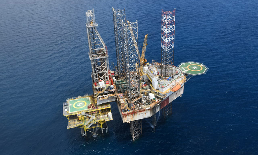 Pemex reduce deuda y mejora operación, pero depende del apoyo federal.