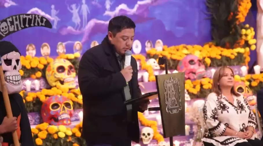Ofrenda de siete niveles abre sus puertas para honrar a los seres queridos.