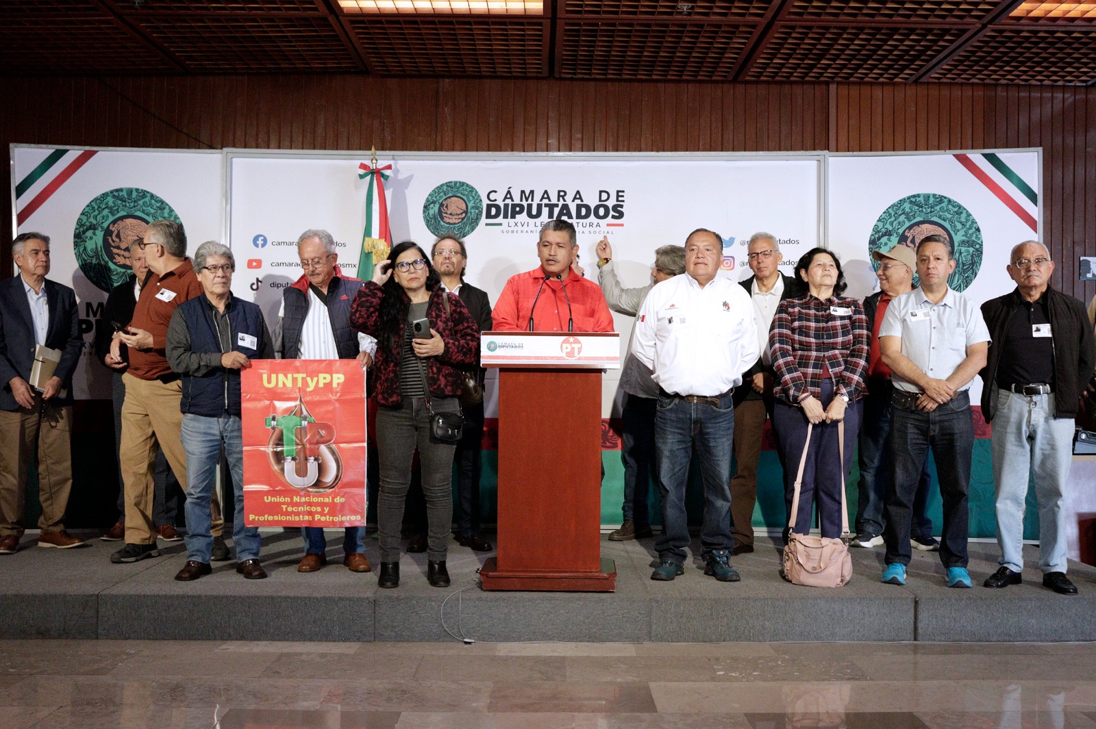 Petroleros exigen aumento salarial y denuncian jornadas de 15 horas.