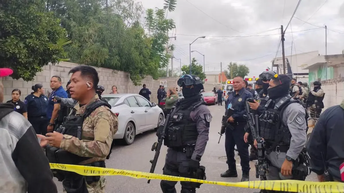 Gemelos de 18 años atacaron con machetes y petardos una secundaria de Torreón.
