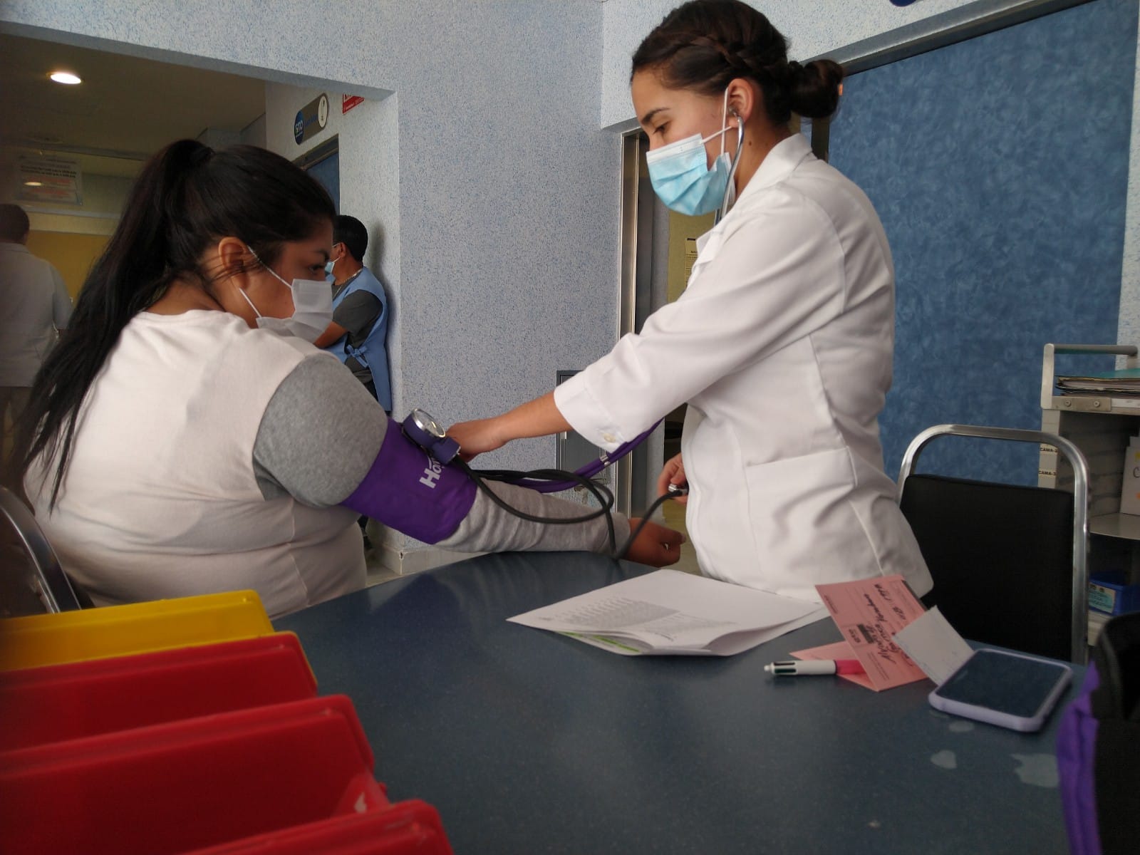 Hacienda promete más recursos, pero admite fallas en el abasto médico.