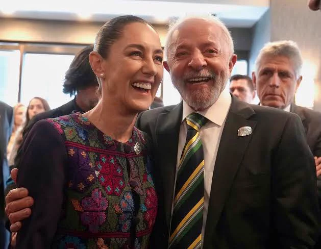 La presidenta Claudia Sheinbaum Pardo confirmó que intercambió invitaciones oficiales con su homólogo de Brasil, Luiz Inácio Lula da Silva, para realizar visitas recíprocas a sus países, luego de sostener una conversación telefónica que calificó como “muy emotiva”, tras el triunfo electoral del mandatario brasileño. Desde Palacio Nacional, durante su conferencia matutina, la jefa del Ejecutivo federal reveló que Lula se encuentra entusiasmado por el respaldo popular que recibió en las elecciones presidenciales del domingo 25 de octubre, en las que consiguió un cuarto mandato con el 51.79 por ciento de los votos válidos. “Sí, fue una conversación muy emotiva, pues como se podrían imaginar, está muy contento, muy emocionado por la respuesta del pueblo de Brasil”, declaró Sheinbaum. La mandataria mexicana explicó que, aunque la llamada fue breve, ambos presidentes manifestaron su interés en fortalecer el acercamiento bilateral mediante encuentros presenciales en México y Brasil. “Fue una llamada breve y lo invité a que viniera a México. Me invitó a que fuera a Brasil, entonces quedamos de hablarnos en otro momento, ya para confirmar y ponerle fecha y agenda a estas visitas”, detalló. El anuncio abre la posibilidad de nuevos encuentros de alto nivel entre los gobiernos de México y Brasil, dos de las economías más importantes de América Latina, aunque Sheinbaum no adelantó los temas que podrían integrar la agenda bilateral. De acuerdo con lo expresado por la presidenta, las fechas y los asuntos que se abordarán durante las visitas todavía están pendientes de definición. Sheinbaum reconoce a Charlyn Corral por hacer historia en el Balón de Oro 2026 En otro momento de la Mañanera del Pueblo, Claudia Sheinbaum celebró el histórico reconocimiento internacional de la futbolista mexicana Charlyn Corral, quien obtuvo el Trofeo Gerd Müller como mejor delantera del año durante la ceremonia del Balón de Oro 2026. La presidenta destacó que el triunfo de la jugadora del Pachuca Femenil representa un logro extraordinario para el deporte nacional y el desarrollo del futbol femenil. “Muchas, muchas, muchas felicidades. Creo que es como el máximo premio que se le puede dar a una futbolista. Es un orgullo para todas y todos los mexicanos”, expresó. Durante la conferencia se reprodujo un video del discurso de Corral, quien manifestó su satisfacción por convertirse en la primera mexicana en recibir esta distinción internacional. “Me llena de orgullo porque sé que en mi país están haciendo las cosas bien en el futbol femenil”, expresó la delantera. Corral también reconoció a Scarlett Camberos, futbolista del América Femenil, quien figuró entre las 30 nominadas al Balón de Oro, y destacó el trabajo acumulado durante más de dos décadas de trayectoria profesional. “Creo que cuando haces las cosas con mucha fe, pero sobre todo con el corazón, vale la pena”, afirmó. Sheinbaum reiteró su felicitación a la deportista, cuyo reconocimiento coloca nuevamente al futbol femenil mexicano en el escenario internacional.