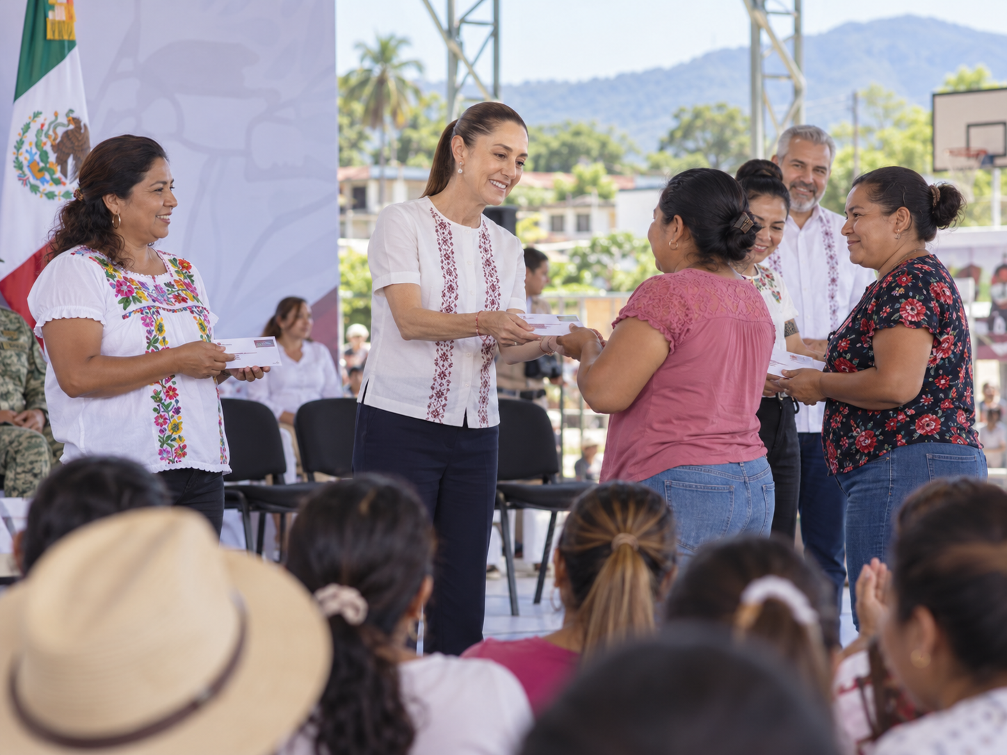 Sheinbaum encabezará entrega de créditos para mujeres en Apatzingán hoy.