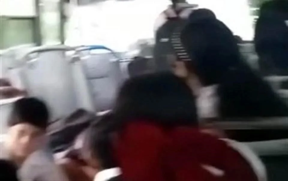 Atacan autobús con alumnos en Escuinapa; chofer logra ponerlos a salvo.