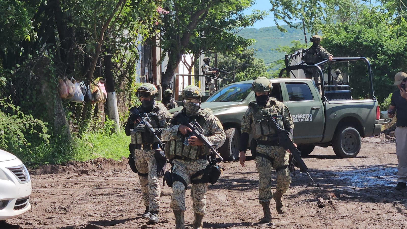 Fuerzas federales realizan cinco cateos; vecinos denuncian abusos.