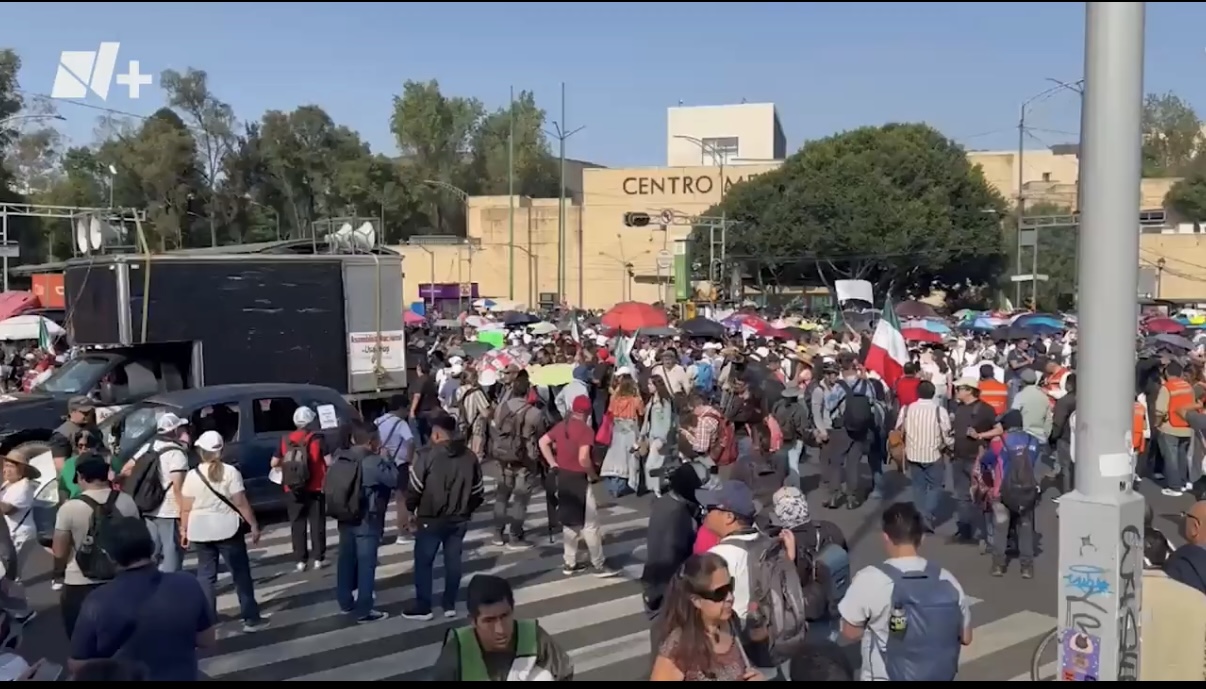 Trabajadores del IMSS marchan por salarios dignos y colapsan vías de CDMX.