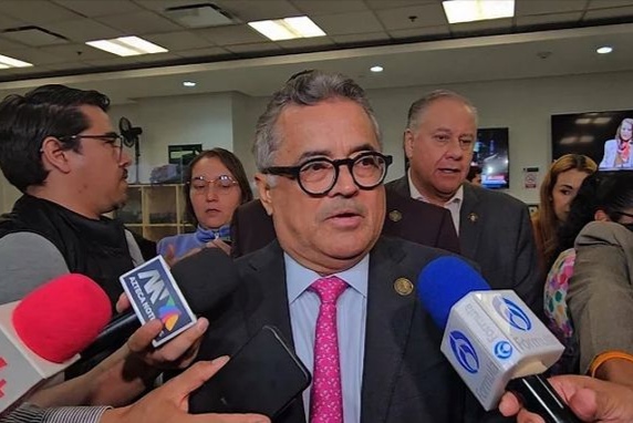 Hacienda aplaza reforma fiscal; automotrices y gasolineras, exentas.