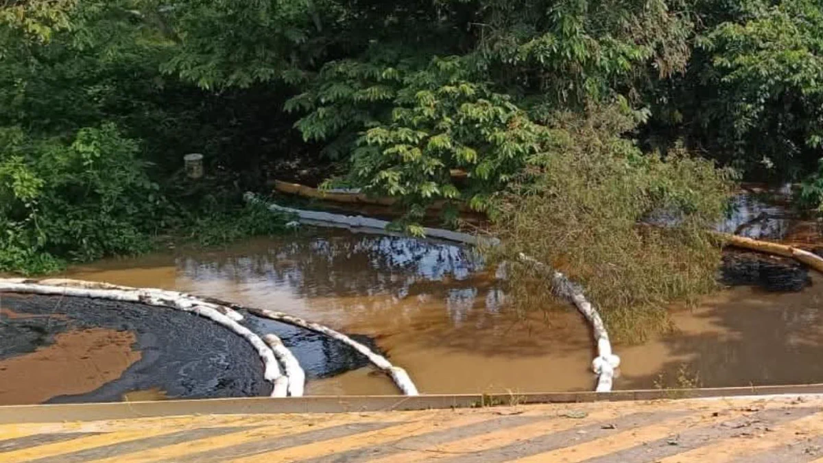 Pemex niega fuga; investigan contaminación del arroyo en Veracruz hoy.